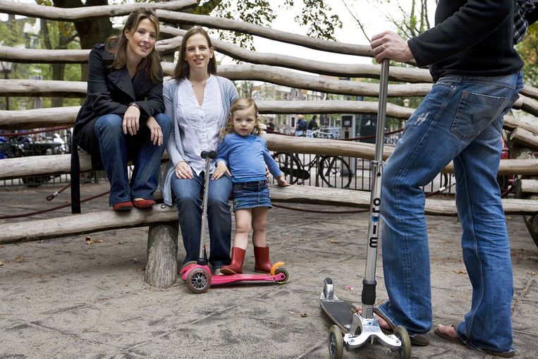 Alix Gibson en Joanna Monkhouse met haar dochter op het Zwitserse kinderstepje. (Guus Dubbelman / de Volkskrant) Beeld 