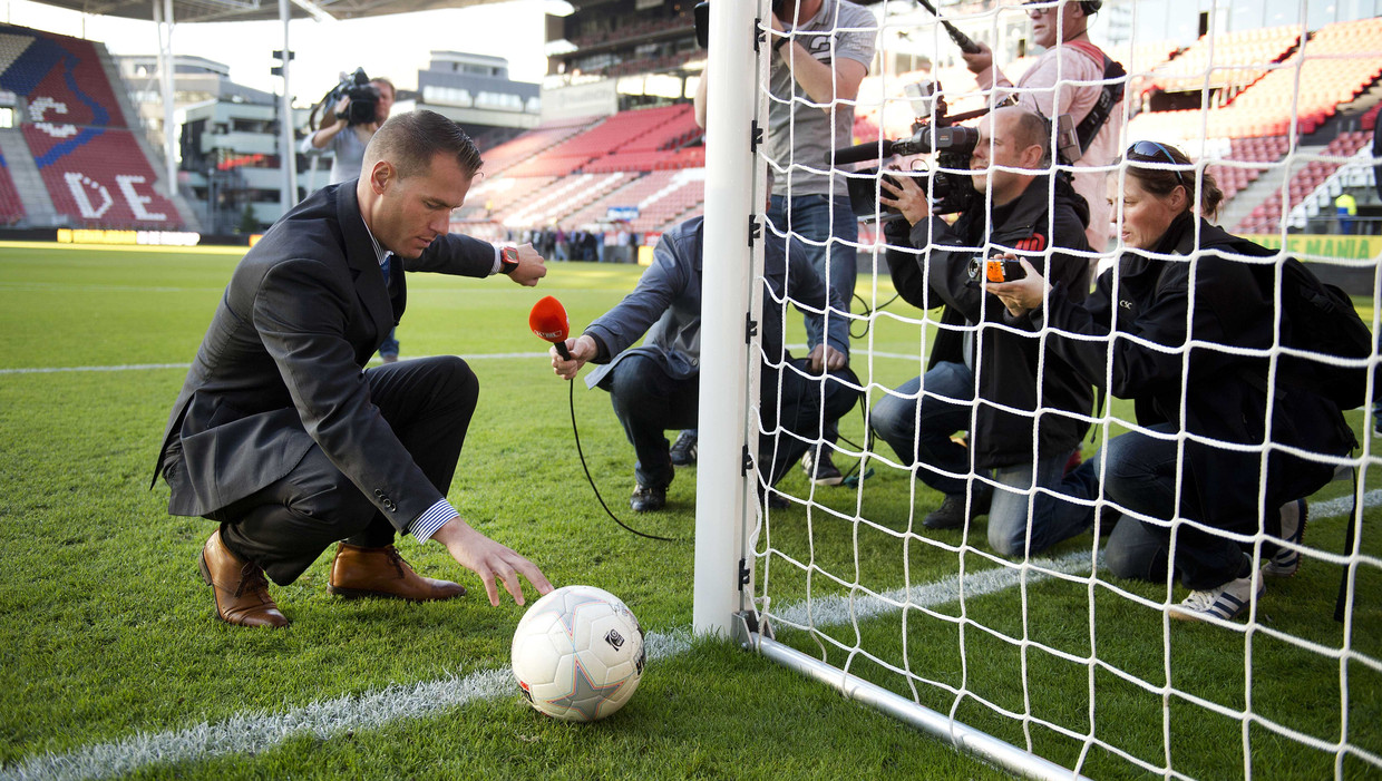 Scheidsrechter Makkelie test het hawkeye-systeem in het stadion van FC Utrecht. Beeld ANP