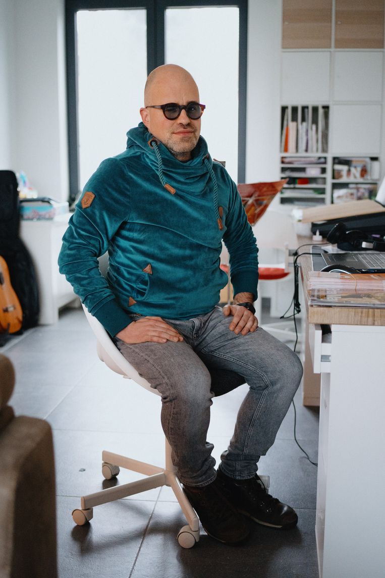 Michiel Renier had zo goed als alle migrainemiddelen geprobeerd. ‘Met dit kon ik weer gewoon werken. Toen ik moest stoppen leek het of mijn aandoening wraak nam.’  Beeld Wouter Van Vooren