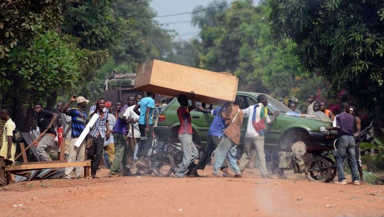 Gebruikmakend van de chaos sloegen her en der mensen in Bangui aan het plunderen. Beeld afp