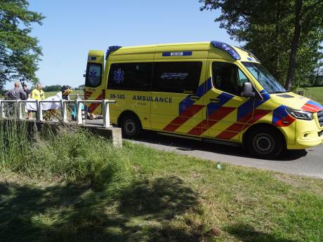 Wielrenner klapt tegen voorruit van auto en belandt in het ziekenhuis
