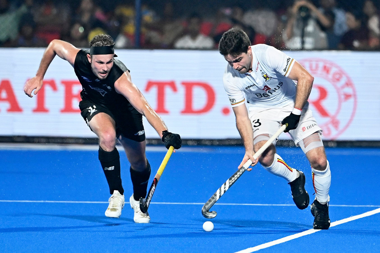 Verdediger Arthur De Sloover gaat voorbij de Nieuw-Zeelander Hayden Phillips in de kwartfinale in Bhubaneswar. Beeld Photo News
