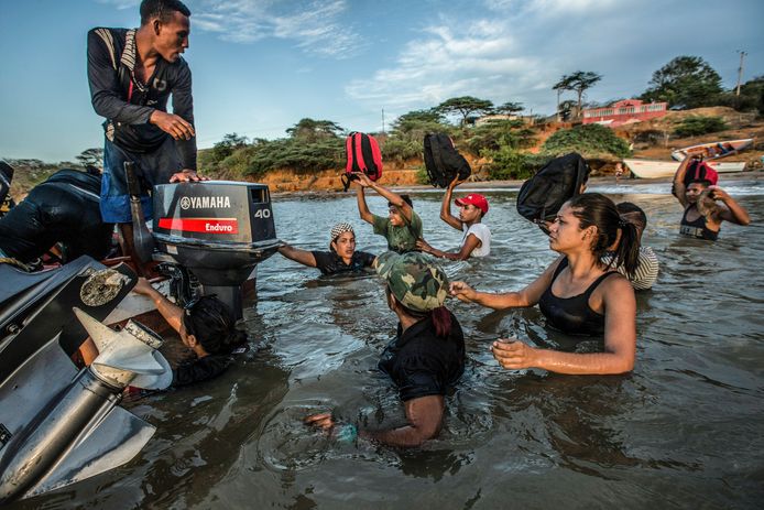 Migranten uit Venezuela klimmen aan boord van een smokkelaar die hen naar Curaçao moet brengen (foto uit september 2016).