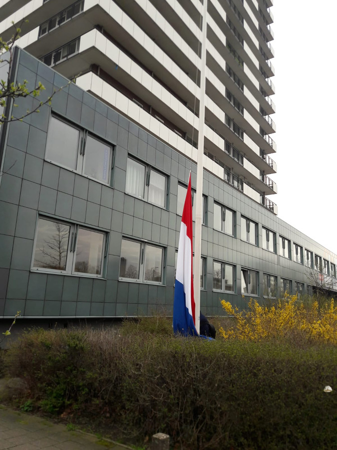 De vlag hangt half stok bij het 24 Oktoberplein, de plek waar het schietincident plaats vond.