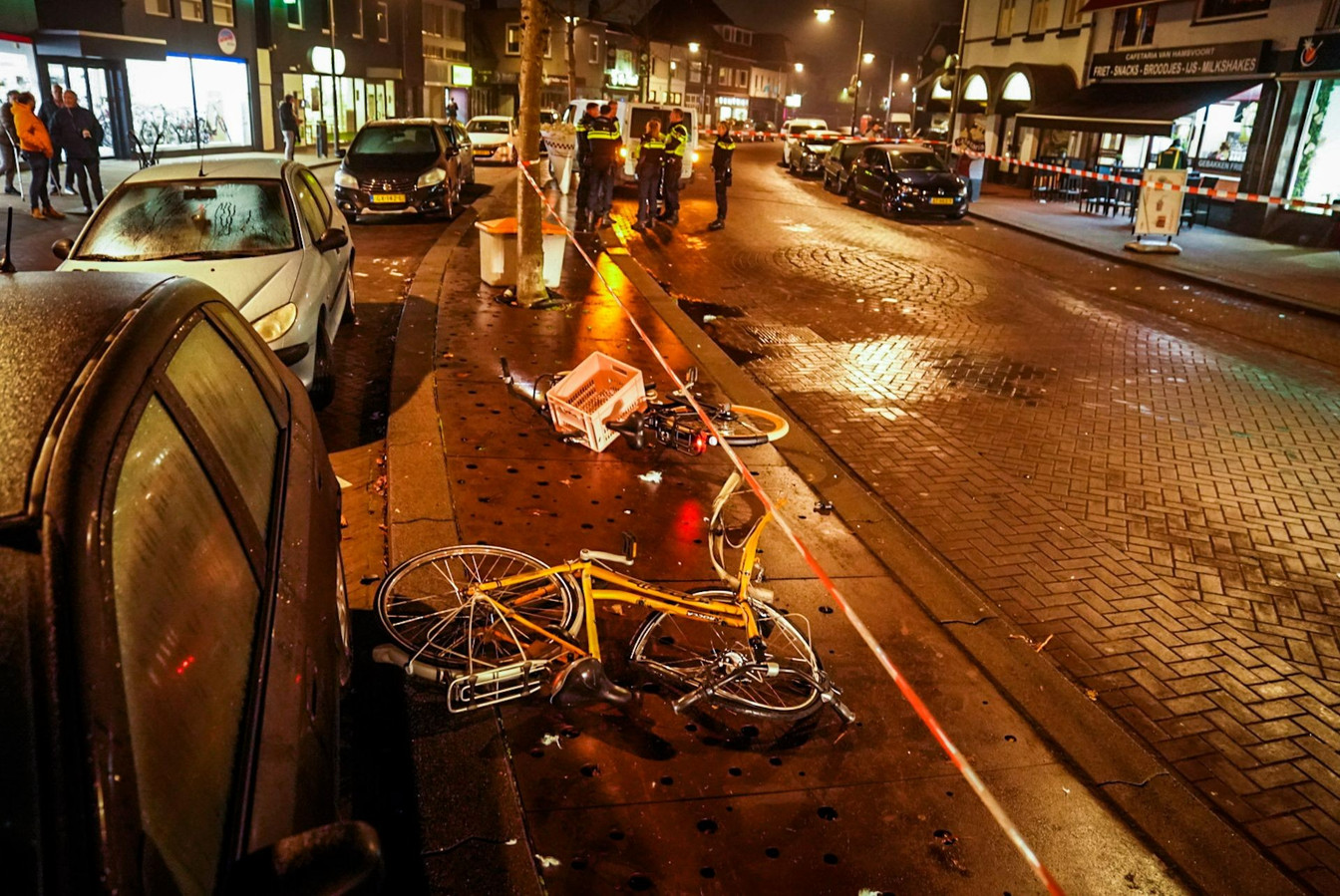 Busje rijdt drie fietssters aan in Helmond op de Mierloseweg.