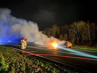 Auto vliegt al rijdend in brand, bestuurder komt met de schrik vrij
