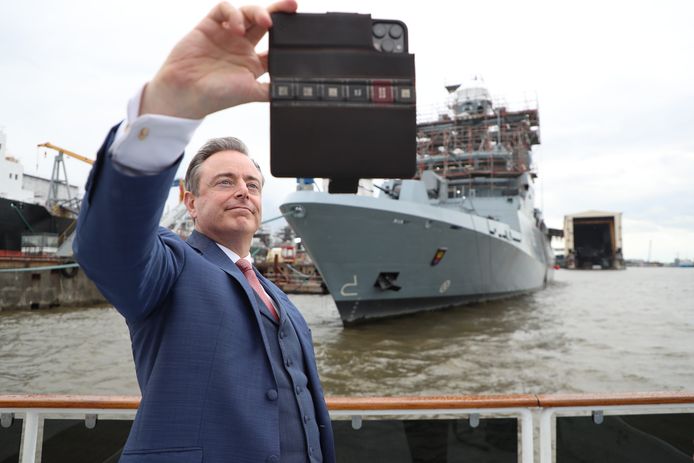 De Antwerpse burgemeester Bart De Wever (N-VA) vandaag aan de 'Barkassenfahrt' in de haven van Hamburg.