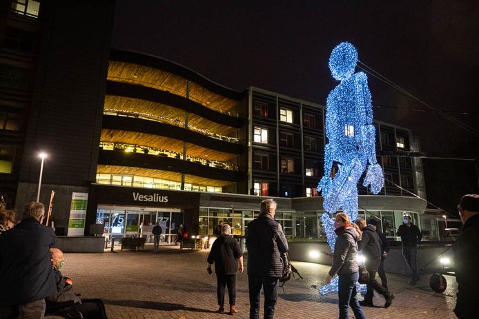Grote Willi bracht een ode aan de zorg aan het wzc Vesalius in Brasschaat.