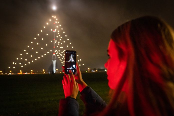 De Gerbrandytoren in IJsselstein straalt elk jaar als grootste kerstboom van de wereld. De lampjes aan de 367 meter hoge toren worden zaterdagavond ontstoken.