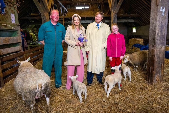The royal couple visits sheep farm de Waddel