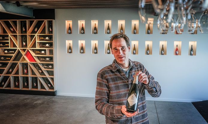 Wijnbouwer Martin Bacquaert met zijn speciale editie Wiscoutre ter ere van Gent-Wevelgem.