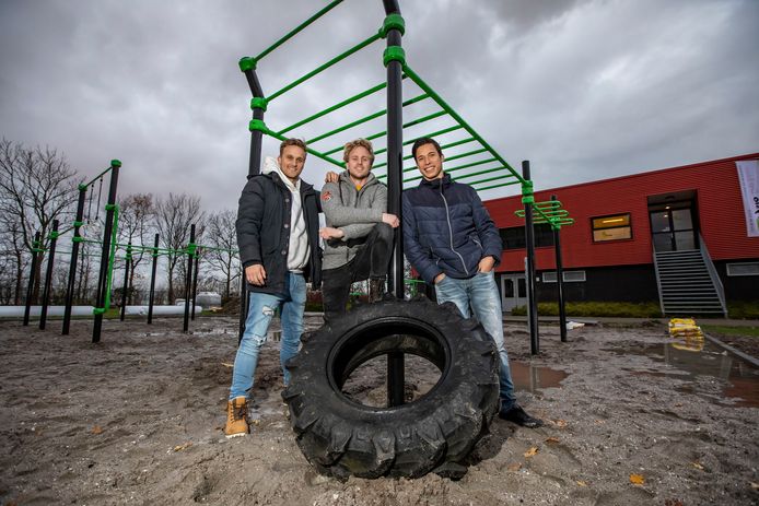Wesley en Nicky Mast en Wesley Hanemaaijer hebben een calisthenics park gerealiseerd bij voetbalclub Lyra in De Lier