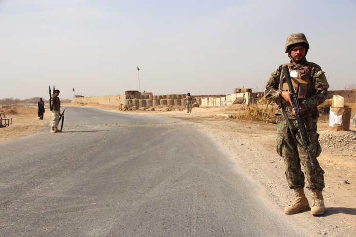 Leden van de Afghaanse veiligheidstroepen aan een checkpoint in Helmand.