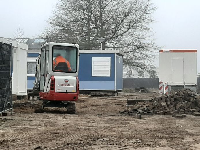 Werkzaamheden bij de wooncontainers bij het Sociaal Pension.