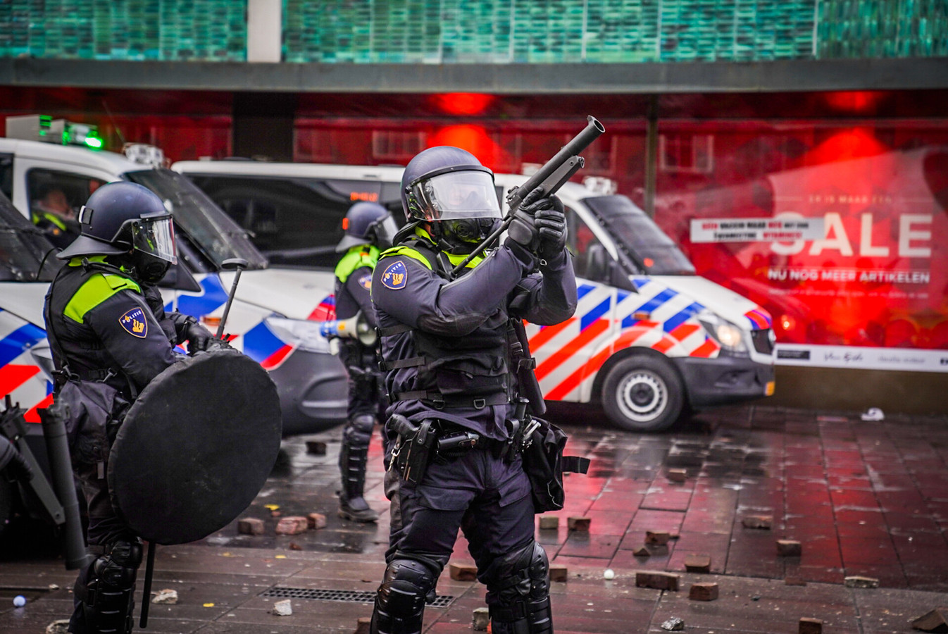 ME voor de Bijenkorf in Eindhoven.