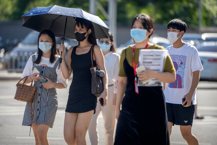 Vrouwen gebruiken een paraplu om zich te beschermen tegen de zon in Beijing.