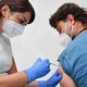 Waarom zou je je als gezonde dertiger laten inenten tegen corona? En andere vaccinatievragen
