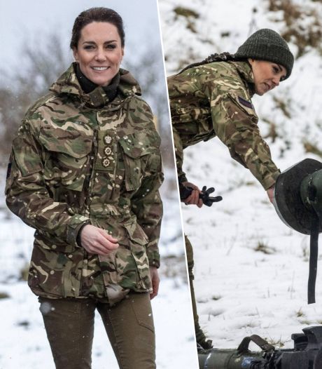 En bottes et en treillis, la princesse Kate rend visite à la garde irlandaise sous la neige
