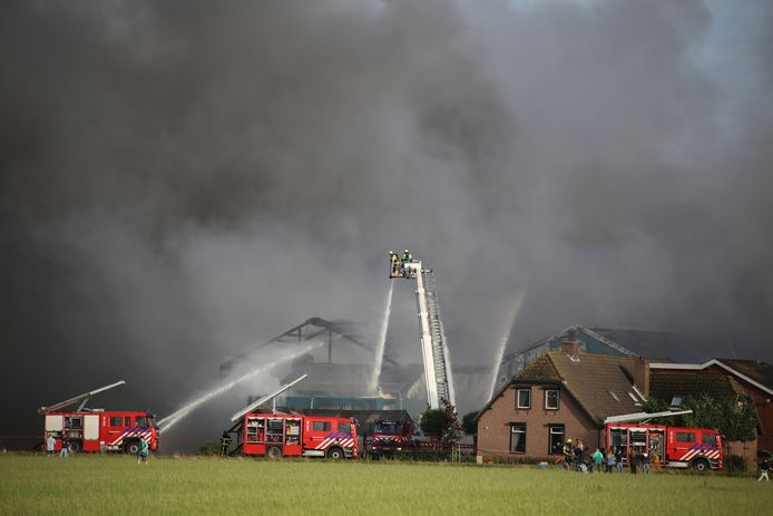 De rookontwikkeling is op grote afstand te zien.