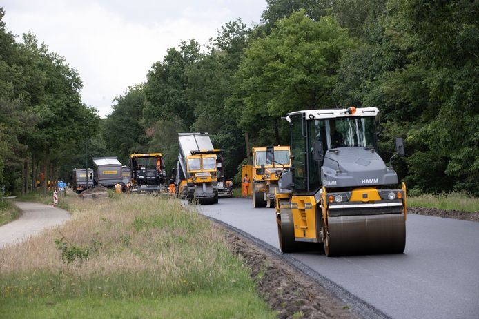 Asfalteringswerkzaamheden aan de gerenoveerde weg tussen De Rips en Milheeze. Volgende week gaat deze doorgaande weh weer open.