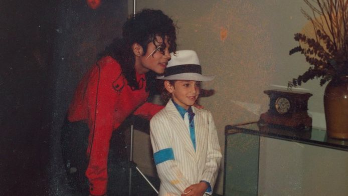 Michael Jackson met een jonge Wade Robson, die in ‘Leaving Neverland’ getuigt over hoe hij als kind door Jackson misbruikt werd.