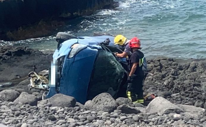 De wagen ging overkop en belandde bijna in zee. Het 59-jarige slachtoffer overleed ter plaatse.