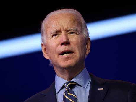 Biden déplore les retards dans la distribution des vaccins et accuse Trump