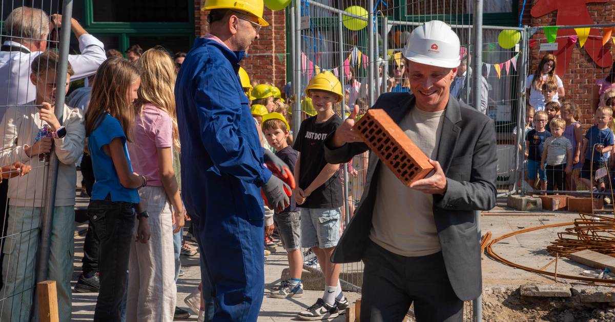 Grote baas Katholiek Onderwijs legt eerste steen nieuwe basisschool Sint-Denijs