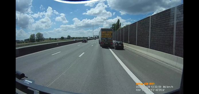 Het moment waarop de vrachtwagen de auto raakt.