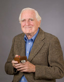 Douglas Engelbart met zijn muis in 2013.