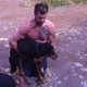Held scheurt kleren van zijn lijf om hond van verdrinkingsdood te redden