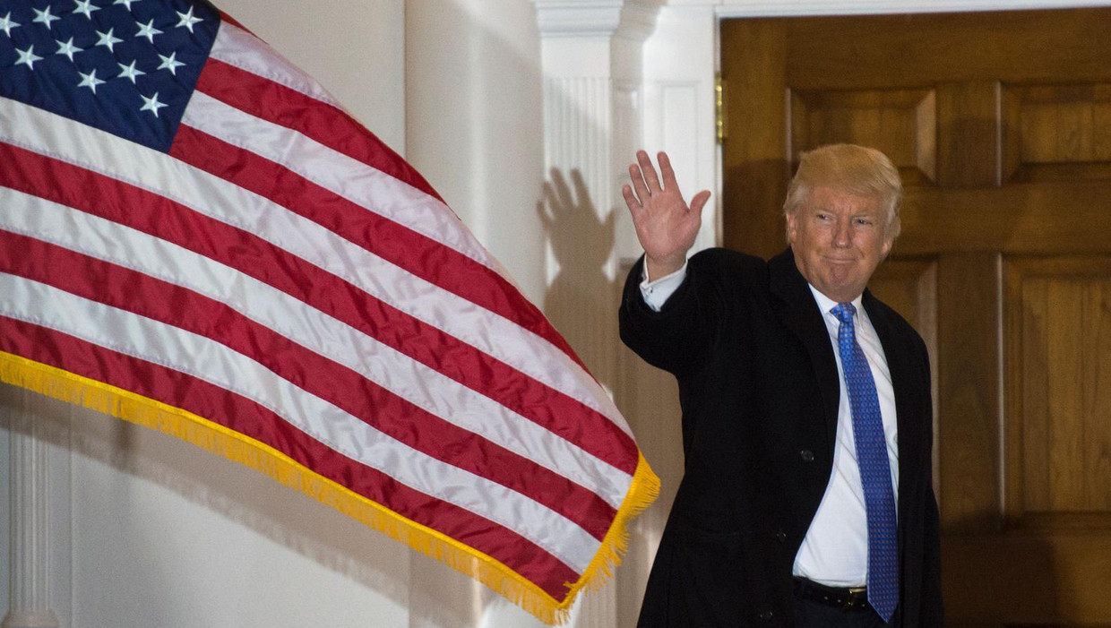 Donald Trump bij het clubhuis van zijn golfclub. Beeld Afp