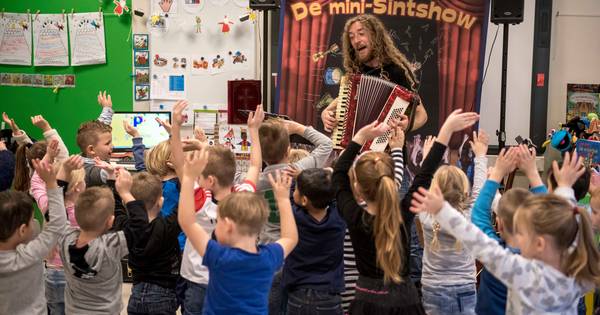 Tijl Damen op tournee met mini-Sinterklaasshow | Zeeuws-Vlaanderen | pzc.nl - PZC