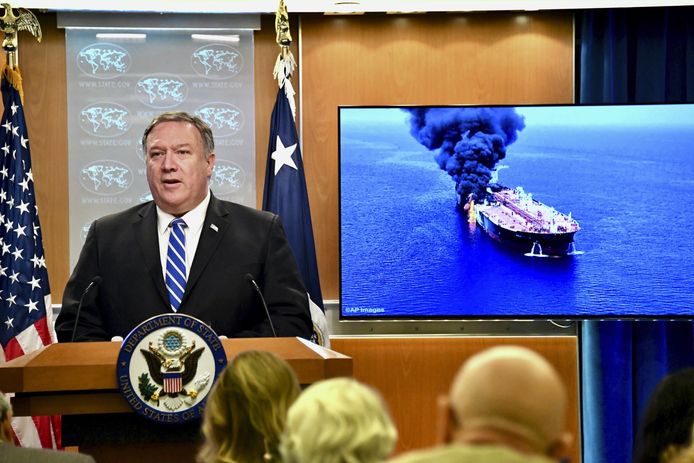 Minister van Buitenlandse Zaken Mike Pompeo met een foto van het schip Front Altair, een van de twee aangevallen olietankers. Volgens de VS zit Iran achter de aanval.