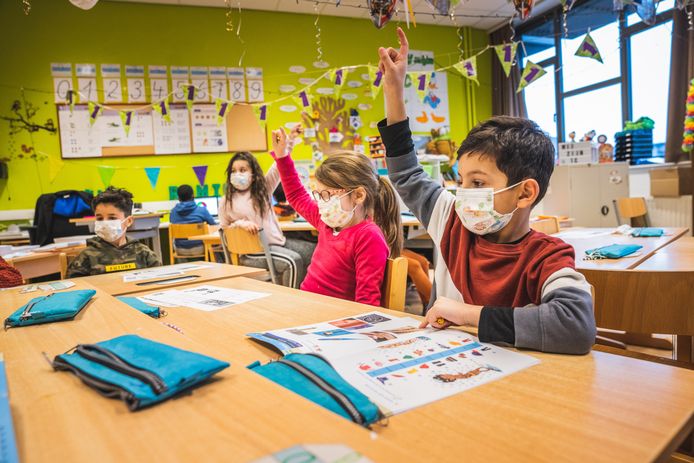 Nog met mondmasker, dat mogen ze in het eerste leerjaar gelukkig overslaan volgend jaar.