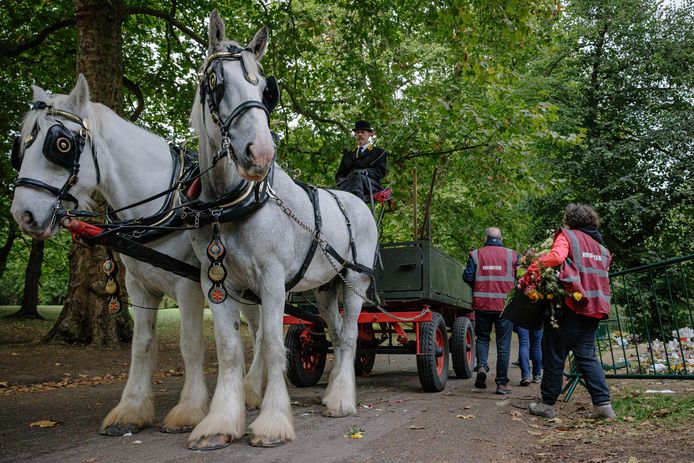 Vrijwilligers halen bloemen voor de Queen weg uit Londense parken.