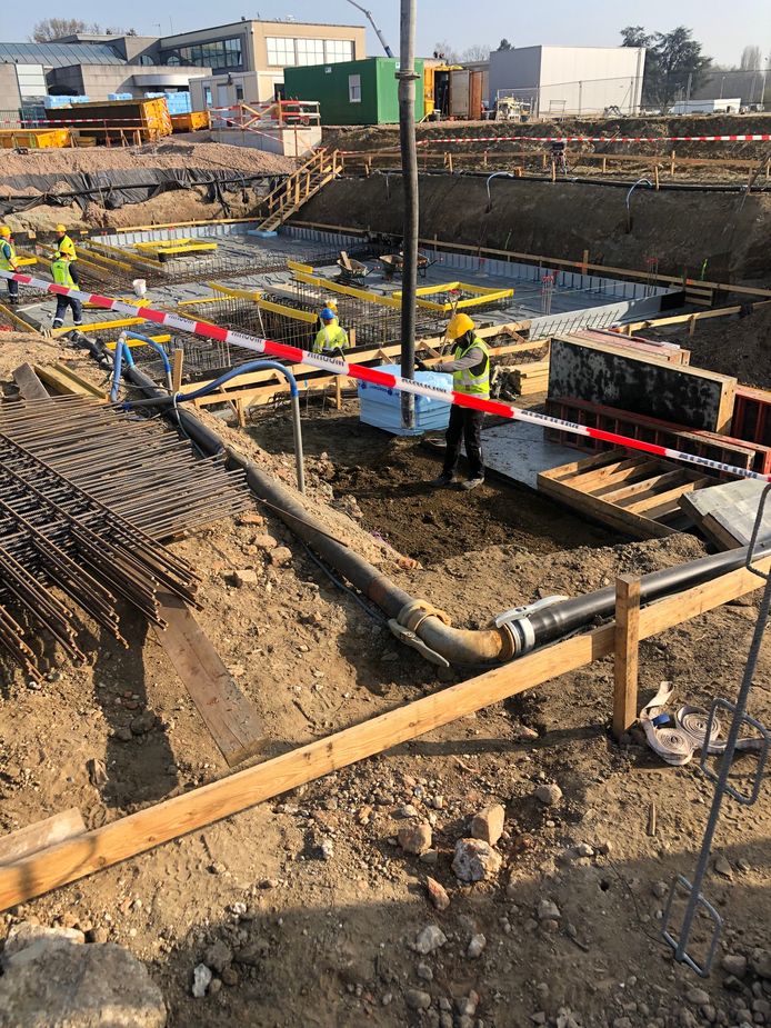 Voorzitter van waterbedrijf water-link André Gantman heeft maandag symbolisch het eerste beton gestort van een Intelligent Control Center (ICC) op de site van ‘Productiecentrum Walem’ in Rumst.