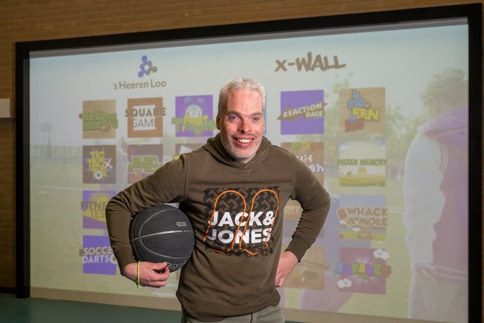 's Heeren Loo heeft vanaf nu een interactieve X-Wall; een muur waarop allerlei spelletjes geprojecteerd worden. Cliënt Dennis Bannink is er in ieder geval al heel erg blij mee.