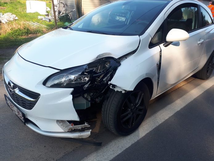 De Opel Corsa waarmee de 46-jarige op de vlucht was geslagen.