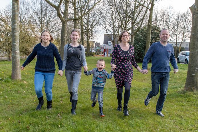 Van links naar rechts: Ivana (14), Julia (16), Jesse (4), Jacomien en Pieter.