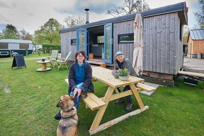 Marlien en Daan kochten woning mét camping: ‘Ik Vertrek-light noemen we het soms’