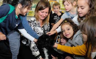“De school is veel leuker met hond”: Maak kennis met Flor, de mascotte van basisschool Lyceum
