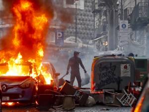 Les supporters allemands sèment le chaos à Naples et provoquent un conflit politique en Italie