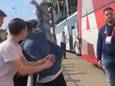 Steven Berghuis haalt voor de spelersbus uit naar een aanwezige, die niet te zien is op de beelden.
