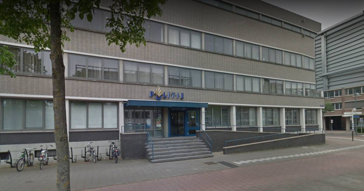 Politie belaagd: zwaar vuurwerk ontploft op binnenplaats van bureau in Helmond #helmond.