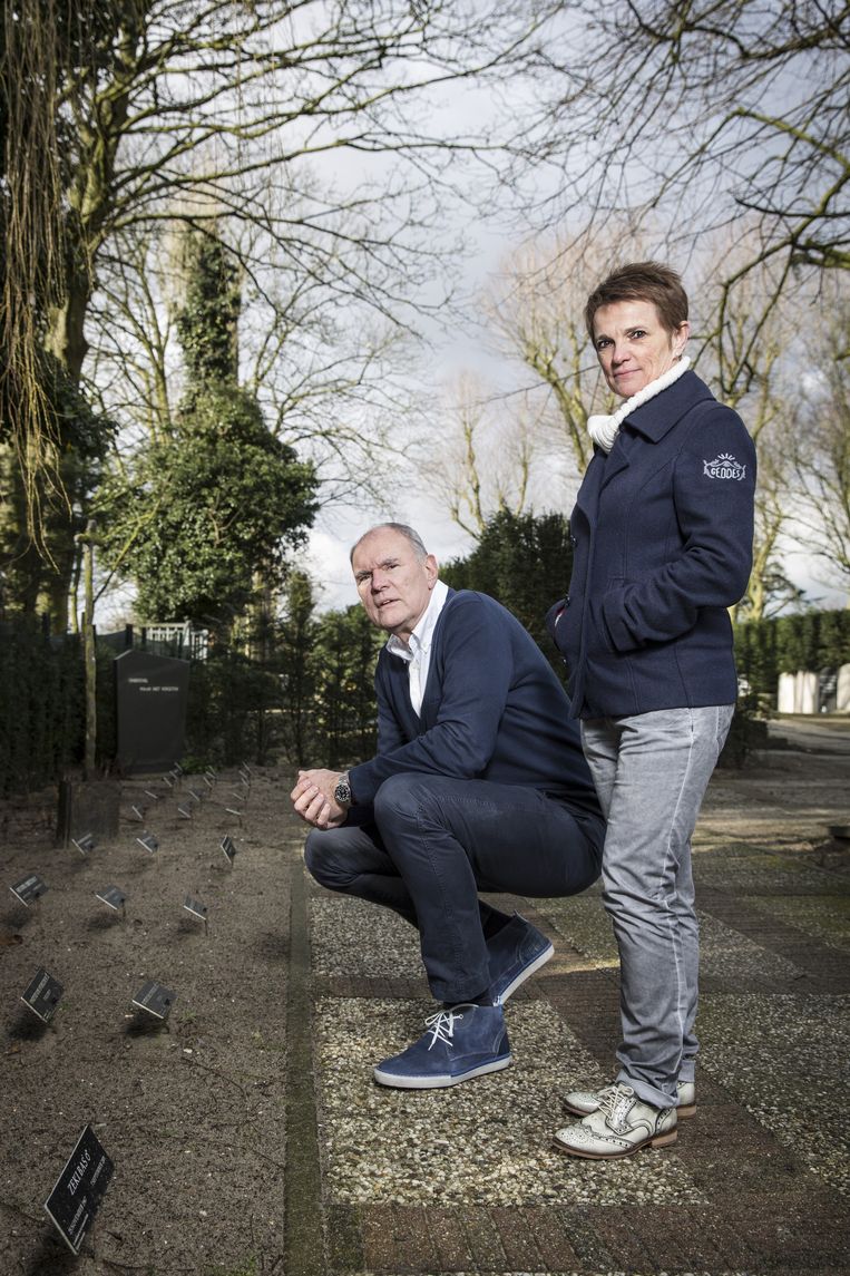 Willem Doorn en Carina van Leeuwen op begraafplaats Sint Barbara bij de plek waar onbekende overledenen liggen. Beeld Dingena Mol