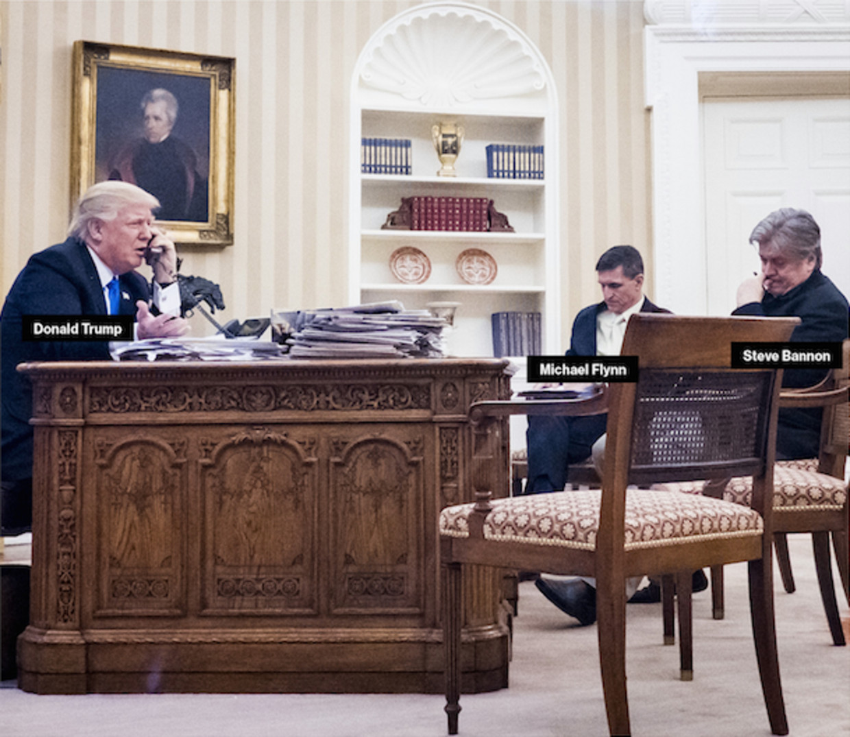 Trump in zijn Oval Office, geaccompagneerd door Michael Flynn en Steve Bannon Beeld Belga