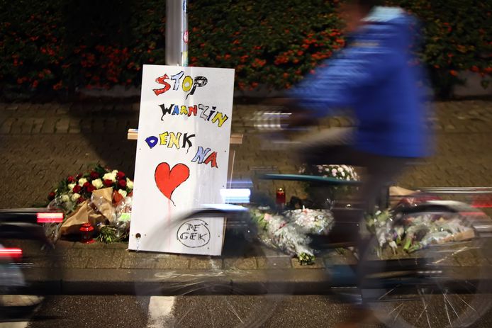 De bloemen en kaarsjes op de Nieuwe Prinsenkade, ter nagedachtenis aan de afgelopen weekend doodgestoken Paul Pluijmert.