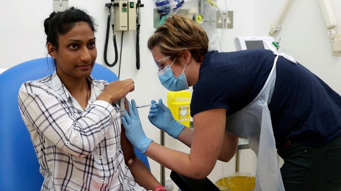 Een vrijwilligster wordt geïnjecteerd met een experimenteel coronavaccin.
