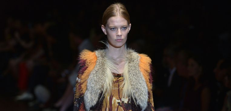 Een model presenteert een creatie met bont van Gucci's voorjaarscollectie tijdens de Milan Fashion Week in 2014. Beeld AFP